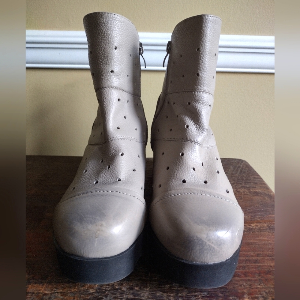 Rui Hill Taupe Distressed Perforated Boots Size 8 (CHN 245mm) - Picture 4 of 13